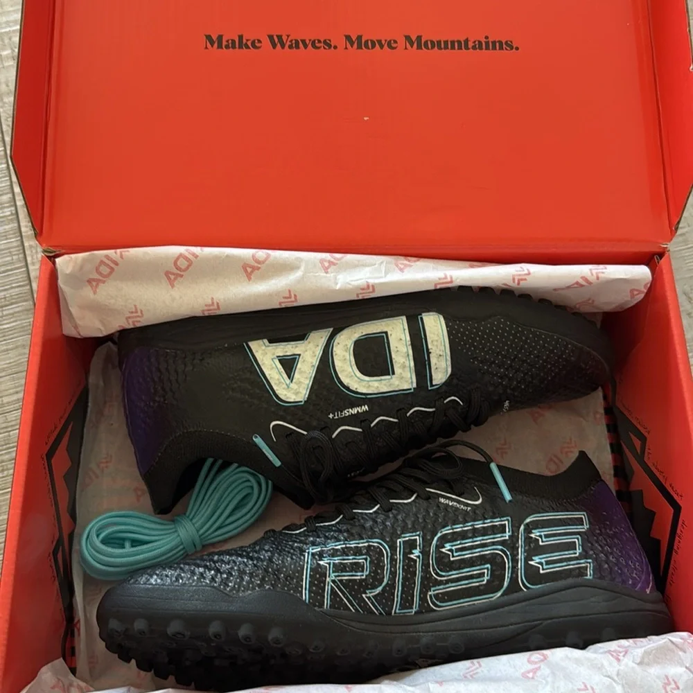 WOMEN’S specific IDA Rise indoor soccer/turf shoes in size 6.